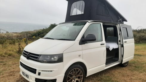 Florence (Flo for short) – Gorgeous 4 berth Volkswagen T5 Campervan 