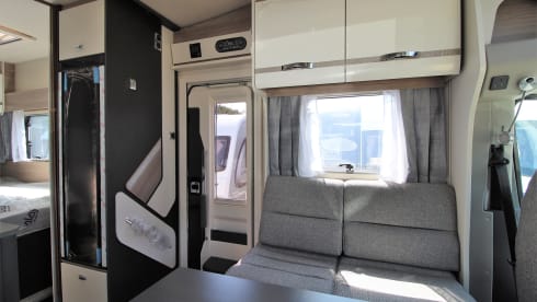 EFP – Swift Voyager 564 Luxury Fixed Bed