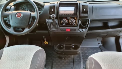 L199VP – Chausson 777GA Automatic Titanium VIP very luxurious, km free