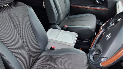 El – 2/3 berth Nissan Elgrand campervan with pop up roof