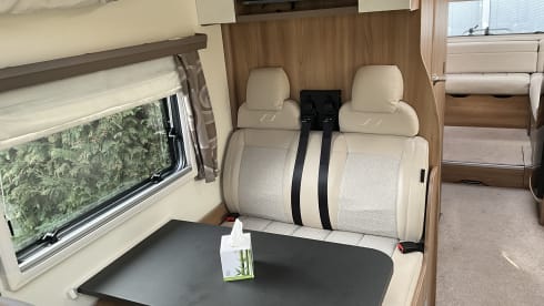 Bailey – Bailey semi-integrato a 6 posti letto, costruito nel 2019.