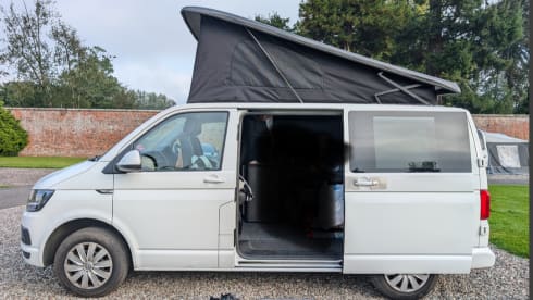 Wee Mags – Immaculate 4 berth 2017 VWT5 Camper