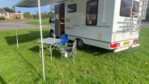 Max  – Cosy comfortable and easy to drive Peugeot MWB 4 birth motorHOME 