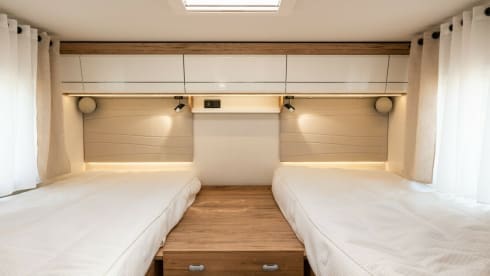 Schiff – Fully equipped luxury vehicle for up to 4 people, permitted total weight 4.4t