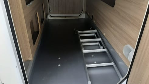 CI X-TIL – Very luxurious 4 person camper with queen bed and pull-down bed, lots of storage space