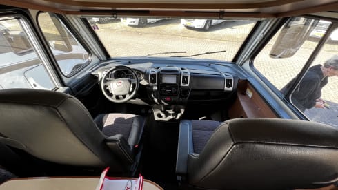 19 LMC T735 Explorer – 19 LMC T735 Integral camper for 4 people