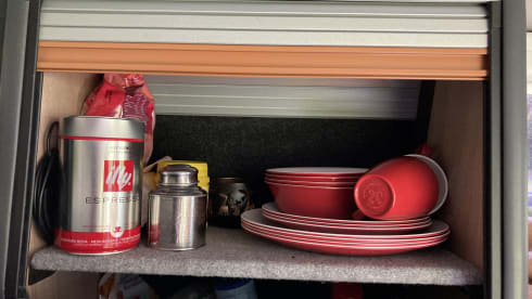 Guus (dan denk je aan brabant) – Red and white Volkswagen T5