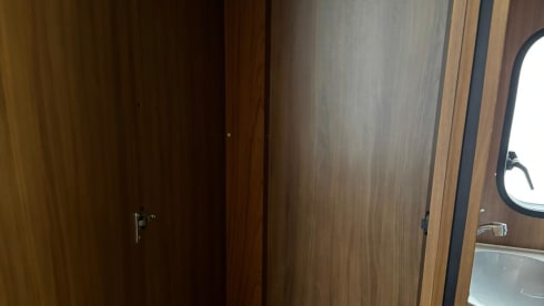 Bastard – Camping-car familial haut de gamme, 5 personnes, très complet avec inventaire