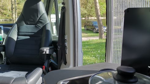 Remco – Luxury Adria Twin with 9-speed automatic transmission and longitudinal beds