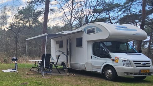 Spacious 6/7 person Ford Rimor Superbridge with all amenities!