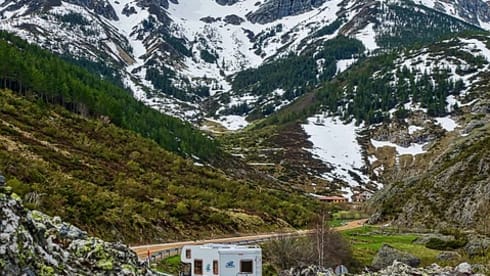 Spacious Fiat 2006 with a fixed bed, air conditioning and a very cozy interior.