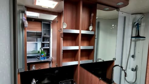 Birdy – Geweldige camper met 4 vaste bedden voor familie of events - XL garage