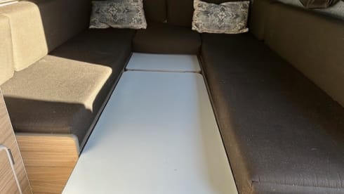 Ronnie Renault – 4 berth Renault Trafic campervan from 2017