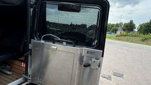 The Silver Bullit – Land Rover Defender (NL) 4x4 One-of-a-kind Custom made Offroad camper