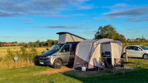 Volkswagen campervan met 4 slaapplaatsen, bouwjaar 2021.