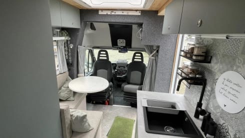 gemütlicher, netzunabhängiger Camper-Kastenwagen mit Terrasse