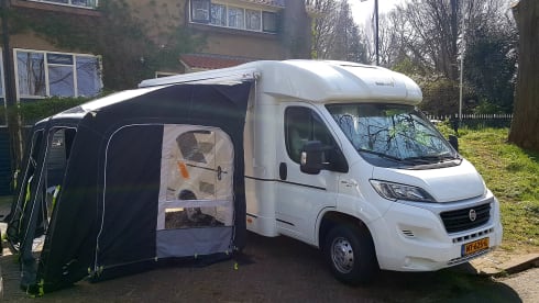 Travel-loving, young (2017) semi-integrated camper Sun Living from Adria,