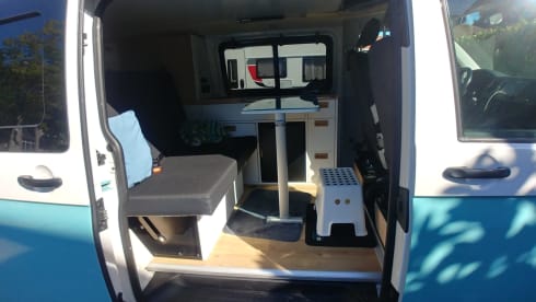 Oceaan blauw – 4 person Volkswagen T6 bus from 2015
