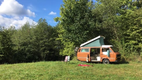 Choco! – Chocolate! Retro holiday bus for the ultimate road trip!