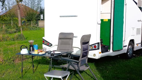 Bubble on wheels: child-friendly with a lift bunk bed or spacious luxury for 2!