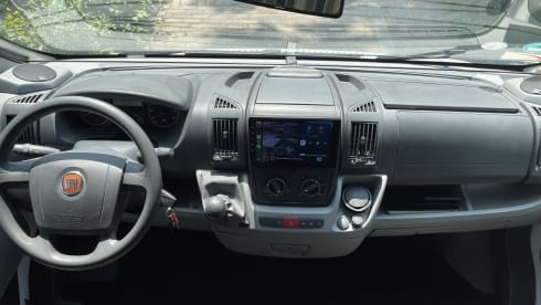 3p. Compact, complete and comfortable Sunroof Dethleffs semi-integrated.