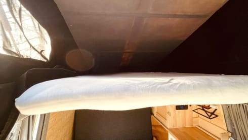 Babs – 4p Volkswagen campervan with roof bed