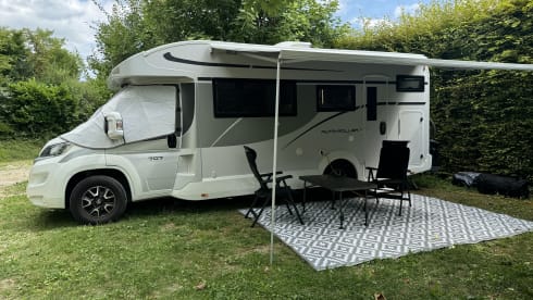 LEIA – Luxury 4 Berth Motorhome - Dog Friendly 