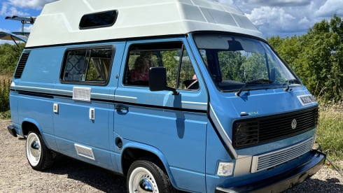 Retro Rentals Henley – 1984 Retro Volkswagen T25 - Little Betty Blue. (Newly Restored)