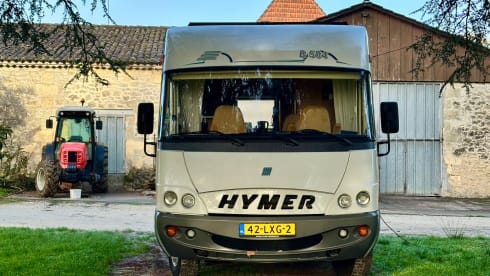 Ajuu Hymer  – Discover freedom with our fresh Hymer B 584 – with bar layout, lifting bed 
