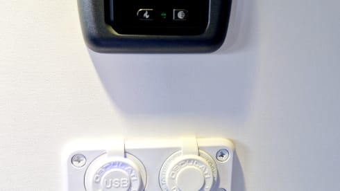 Bazza – 4 berth campervan with pop top roof