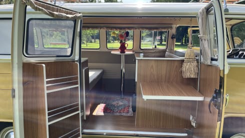 De Bus – 2p Volkswagen campervan from 1980