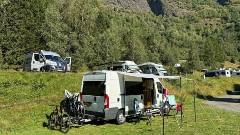 Monty – 2p Peugeot bus from 2017