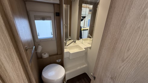 Davina – Luxury 2021 Roller Team 746 - 6 Berth 5 Seatbelts - Adventure Awaits!