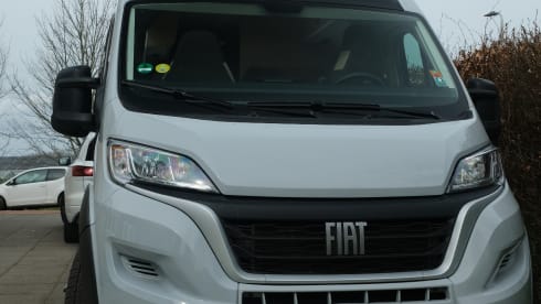 Fiat Ducato 2022 robuste avec benne longitudinale, autonome en énergie.