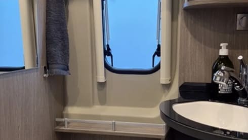Zilver – Beautiful bus camper (Silver) with practical and complete layout