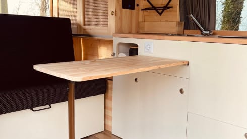 Babs – 4p Volkswagen campervan with roof bed