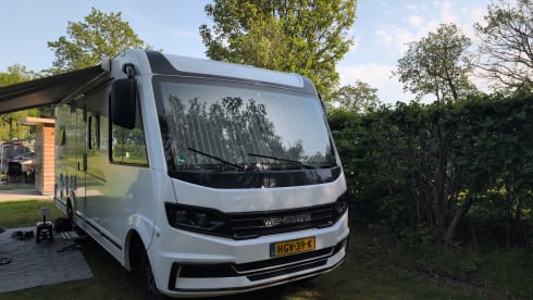 Weinsberg intergraal 4 persoons met level systeem – 4-person Weinsberg integrated motorhome from 2023, automatic transmission, 2 x air conditioning and leveling system