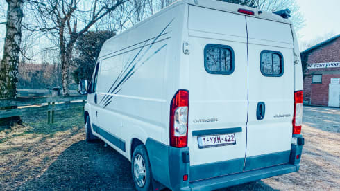 Accogliente camper per autobus fai-da-te (surf).
