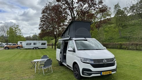 Witte VW California – Volkswagen CALIFORNIA T6 Edition (4p) from 2018. Possibly. with motorcycle trailer