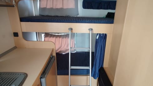ROLLER TEAM FREEZ – FORD 4 + 1 beds and DOUBLE CLIMATE