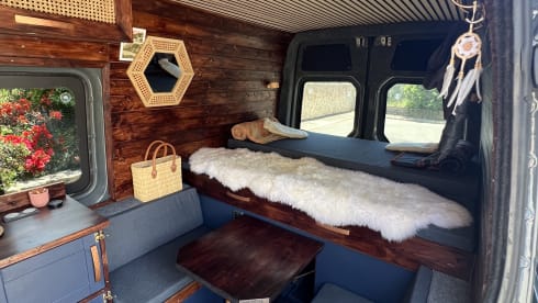 Granbo – Camping-car Mercedes-Benz 2 places, luxueux et rustique 