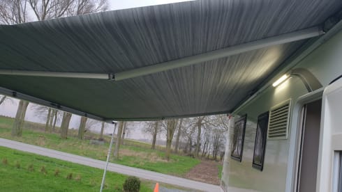 Very luxurious, spacious and comfortable camper with Queen size bed, super complete!