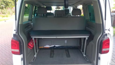 4p Volkswagen campervan uit 2013