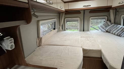 Bus camper Globecar 600L with length beds, for 2 people. Dog allowed.