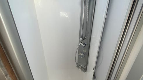 Pilote P746C – Camper Pilote nuovo, molto lussuoso, attrezzato con 4 posti letto