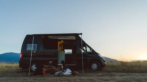 BLACK FOX – Experience the comfort and self-sufficiency of our off-grid campervan