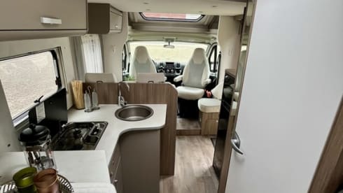 Carado T338 familiecamper – Luxurious spacious family camper, almost new and fully equipped. 