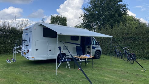 Vrije Vogels – Young luxury Knaus Sky Ti with bicycle carrier + large garage + camera