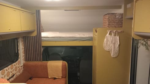 Geheel gerenoveerde camper met retro look. – 4-seater Ford Alcove from 2001