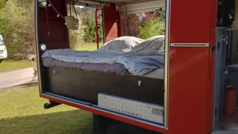 Brandy – Classic Fire Department Mercedes-Benz campervan from 1980